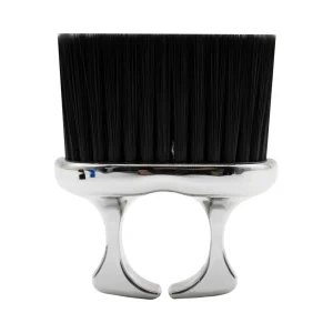 Cepillo tipo anillo plateado metalizado ergonómico para limpieza de degradados en barbería.