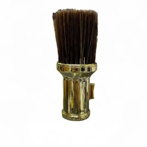 Brocha talquera profesional con mango metalizado plateado y cerdas negras de nylon de alta densidad.