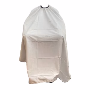 Capa de corte profesional color blanco sólido extendida, destacando su amplitud y acabado limpio.