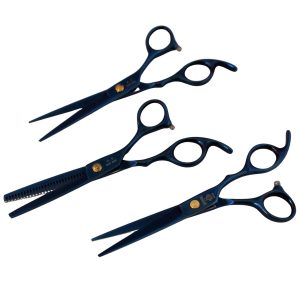 Set de tres tijeras profesionales (recta, entresacar y pulir) con acabado azul metálico y tornillos dorados.