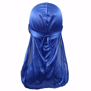 Durag unicolor extendido mostrando la suavidad de la tela de seda y el largo de sus tiras.