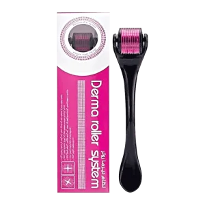 Dermaroller profesional negro con cabezal de microagujas púrpuras y caja de empaque rosa y blanca.