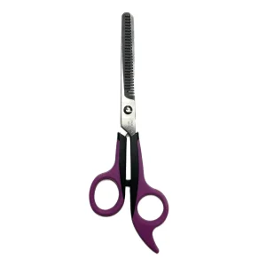 Tijera entresacadora profesional de acero inoxidable con mango ergonómico morado sobre fondo blanco.