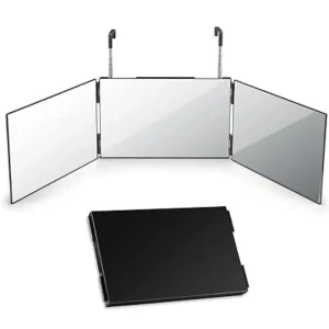 Espejo triple colgado en una puerta mediante sus ganchos telescópicos de metal ajustables.