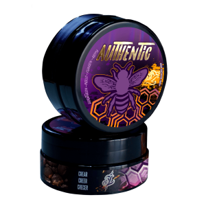 Dos envases de Cera Cremosa Authentic Mulberry con diseño morado y dorado, apilados para mostrar el lateral y la tapa.