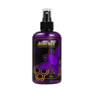Botella de After Shave Authentic Mulberry de 250ml con atomizador negro, líquido color violeta claro y etiqueta de abeja púrpura.