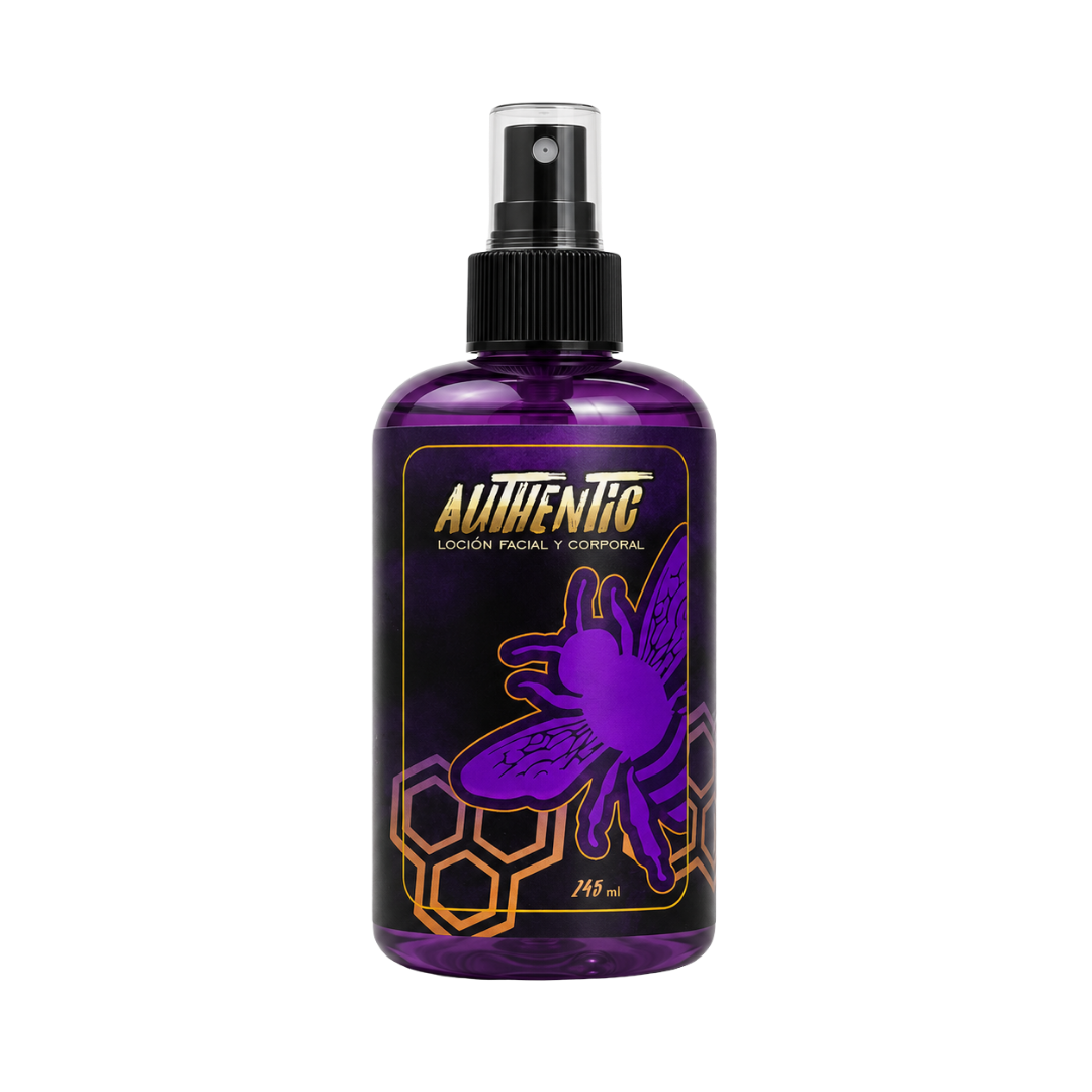 Botella de After Shave Authentic Mulberry de 250ml con atomizador negro, líquido color violeta claro y etiqueta de abeja púrpura.