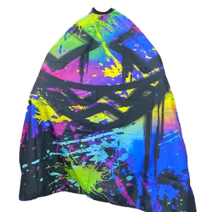 Capa de barbería profesional XL modelo PB-033 con diseño de graffiti y salpicaduras de pintura multicolor sobre fondo negro