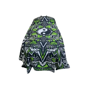 Capa de barbería profesional XL modelo PB-028 con diseño de mandala psicodélico en verde neón y negro con símbolo del Yin Yang central.