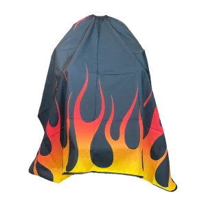 Capa de barbería profesional XL modelo PB-032 color gris oscuro con estampado de llamas de fuego naranjas y amarillas sobre fondo blanco.
