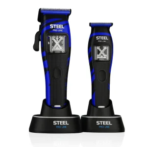 Combo profesional Steel Pro-Line con máquina clipper y patillera azul sobre sus bases de carga.