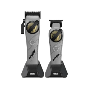 Combo WMark NG-8613 con máquina clipper y patillera trimmer inalámbricas de color gris sobre sus bases de carga individuales sobre fondo blanco.